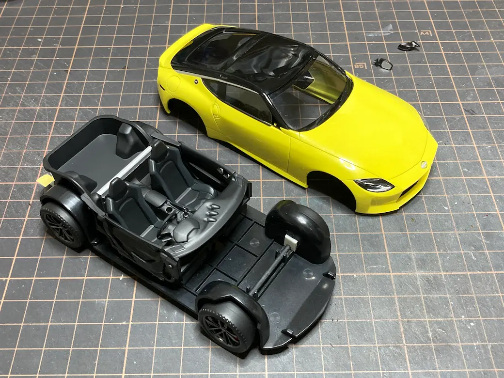 アオシマ THE SNAPKIT NISSAN RZ34 フェアレディZ 合体前のボディとシャーシーの画像