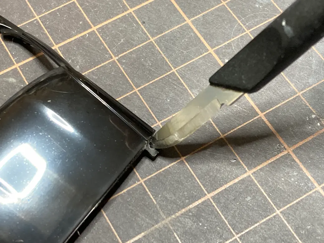 アオシマ THE SNAPKIT NISSAN RZ34 フェアレディZ ルーフパーツをナイフで加工している画像