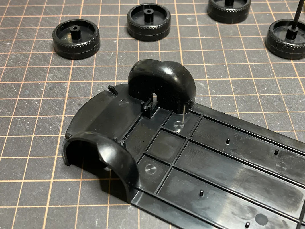 アオシマ THE SNAPKIT NISSAN RZ34 フェアレディZ 加工前のシャーシーパーツの画像