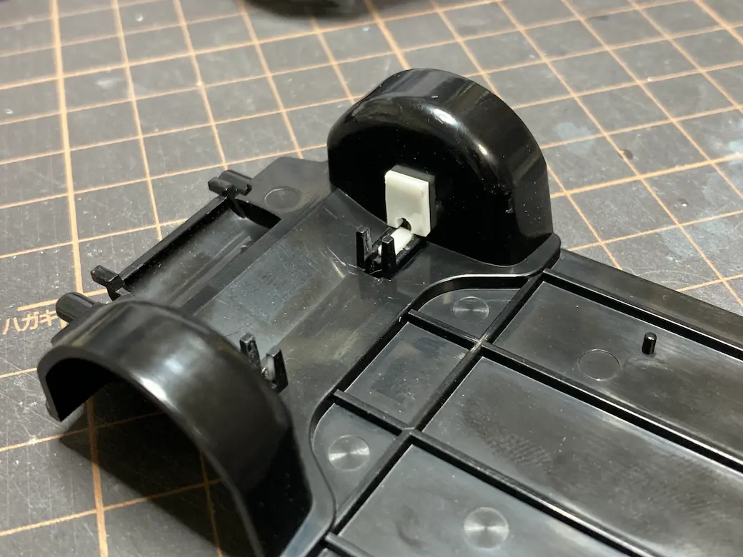 アオシマ THE SNAPKIT NISSAN RZ34 フェアレディZ 加工後のシャーシーパーツの画像