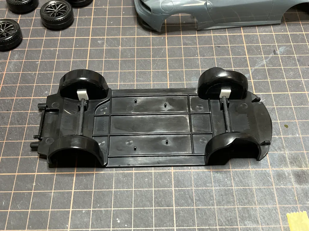 アオシマ THE SNAPKIT NISSAN RZ34 フェアレディZ 加工後のシャーシーパーツにシャフトを通した画像