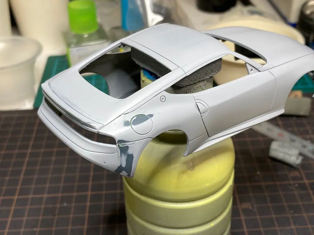 アオシマ THE SNAPKIT NISSAN RZ34 フェアレディZ ボディ整形後にサーフェーサーを吹いた画像