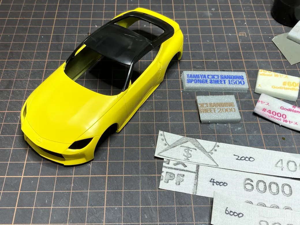 アオシマ THE SNAPKIT NISSAN RZ34 フェアレディZ クリア塗装後の研ぎ出しと道具の画像