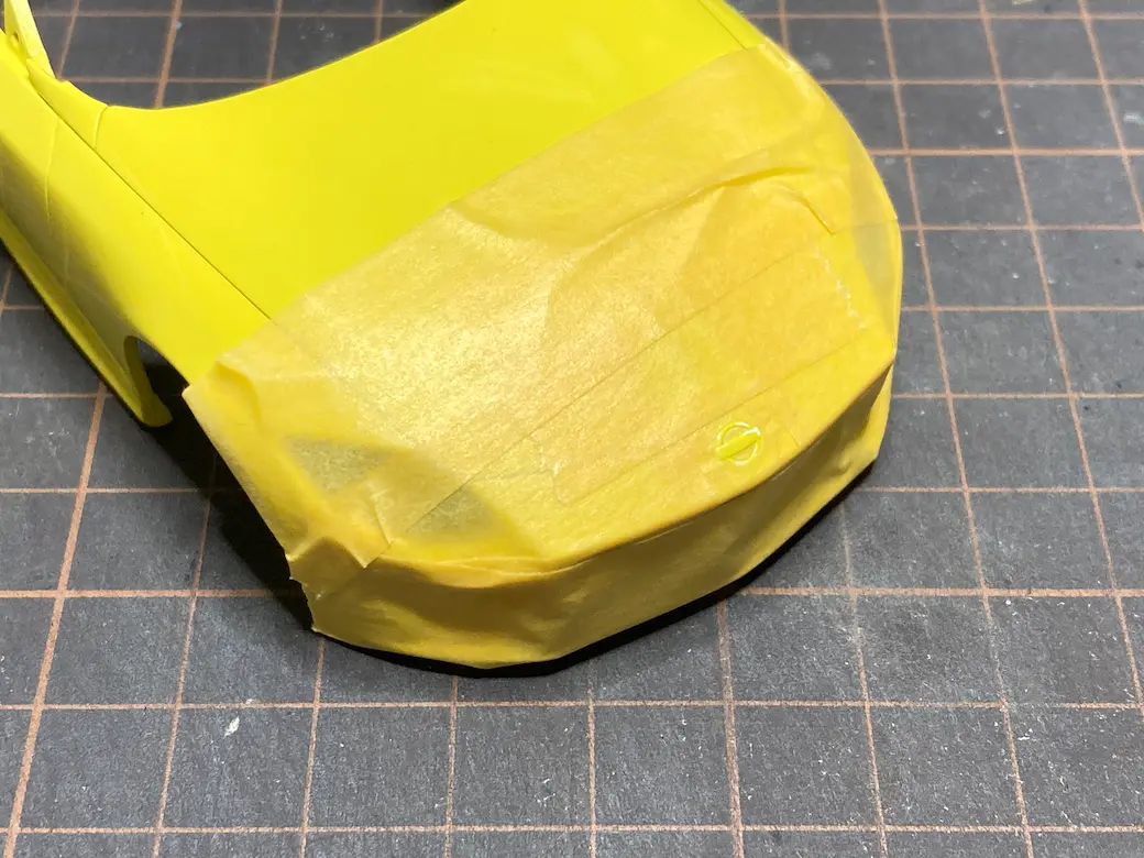 アオシマ THE SNAPKIT NISSAN RZ34 フェアレディZ フロントNISSANエンブレム塗装前のマスキングした状態の画像