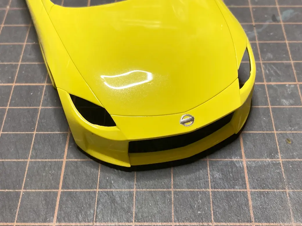 アオシマ THE SNAPKIT NISSAN RZ34 フェアレディZ フロントエンブレム塗装の画像