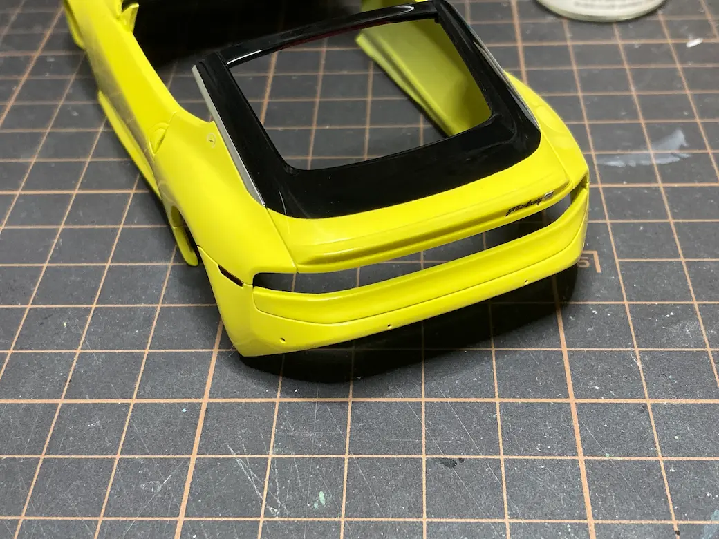 アオシマ THE SNAPKIT NISSAN RZ34 フェアレディZ リア側ピン埋め込み用の穴の画像