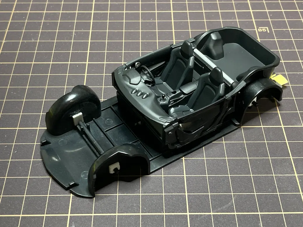 アオシマ THE SNAPKIT NISSAN RZ34 フェアレディZ シャーシーに室内パーツ固定の画像