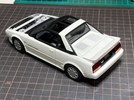 【写真】ハセガワMR2製作記-タイヤとリアスポイラーの取り付け