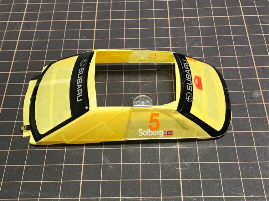 【画像】タミヤ 1/24インプレッサWRC モンテカルロ'05 窓ガラスパーツにデカール貼り後クリアー塗装した状態